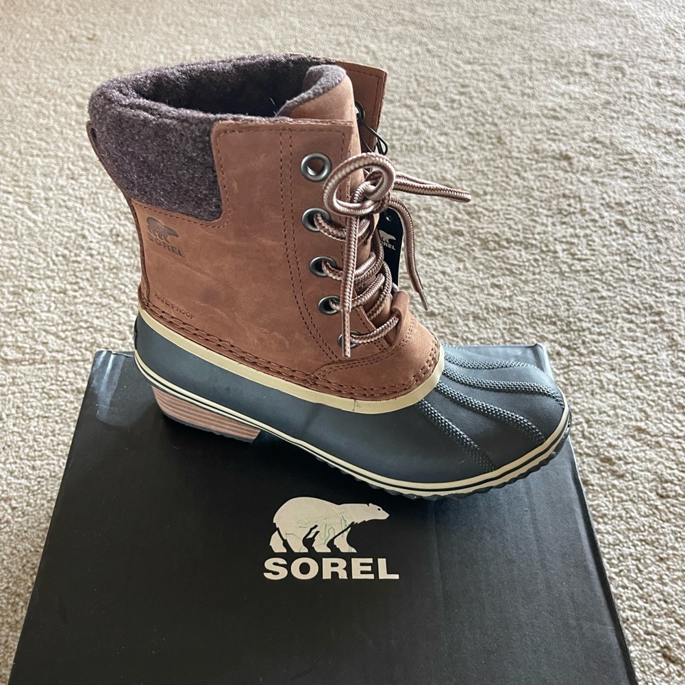 Size 7.5 Slimpack Lace II. Runs small.
